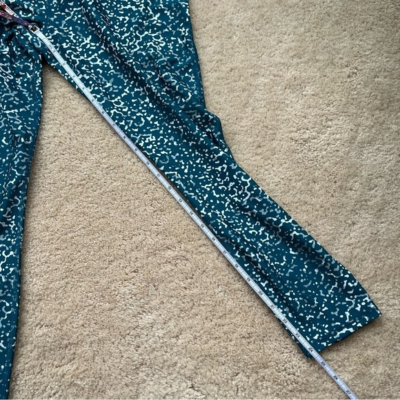 Under Armour Women's Green White Compression Capri Leggings - 1X - EUC - Stretch - Picture 6 of 7